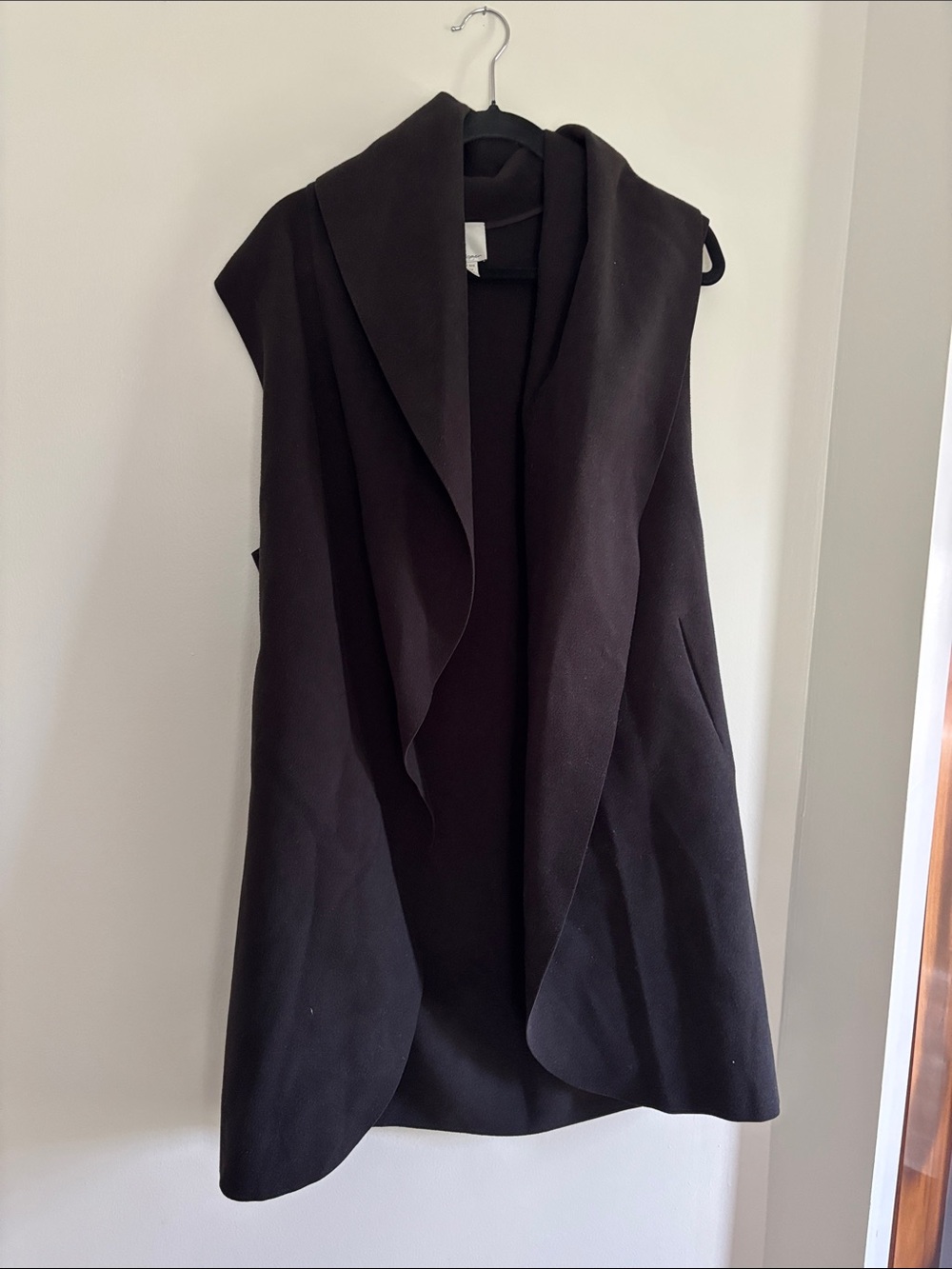 Halogen Sleeveless Draped Collar Vest in Black